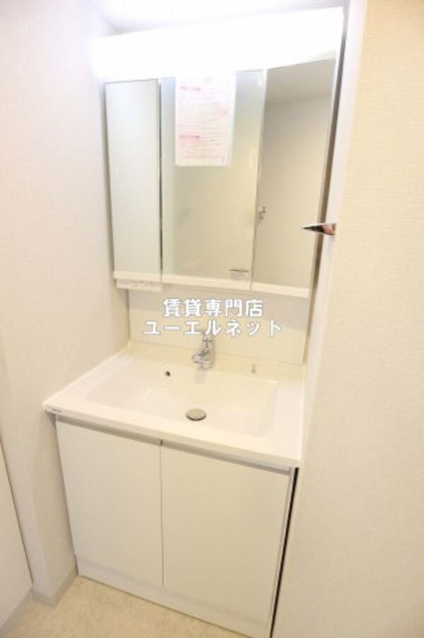 独立洗面台(清潔感のある洗面台)