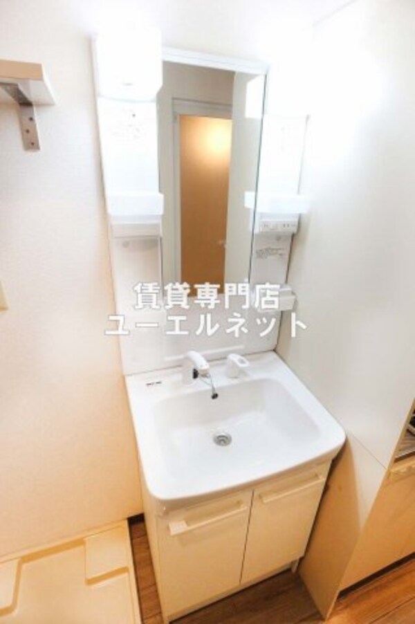 独立洗面台(清潔感のある洗面台)