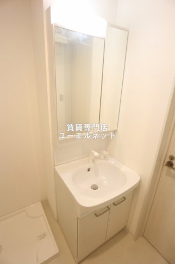 独立洗面台(清潔感ある独立洗面台で毎日気持ちよく♪)