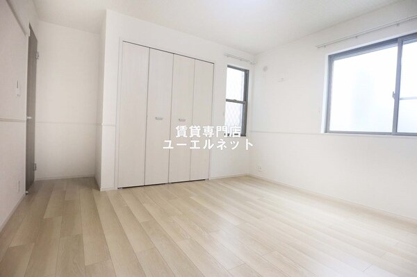 寝室(明るく開放感のある居室で、自分だけのくつろぎ空間を。)