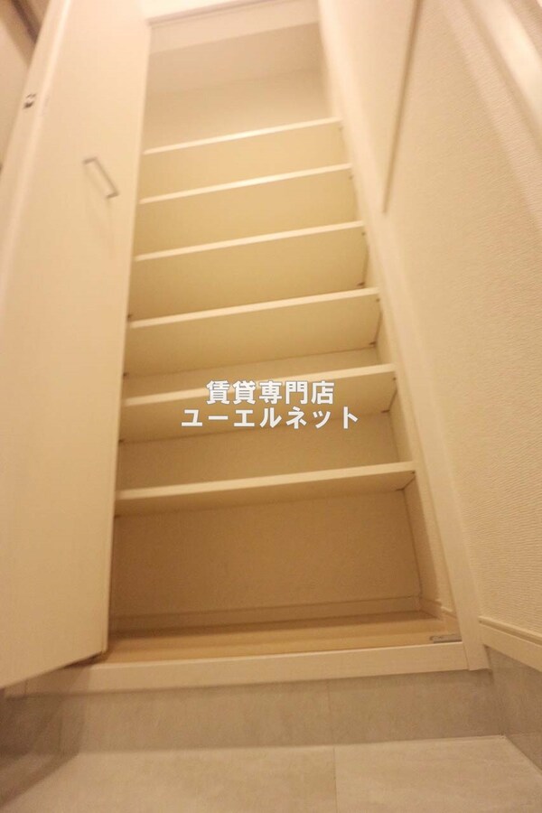 建物設備(天井高シューズボックス)