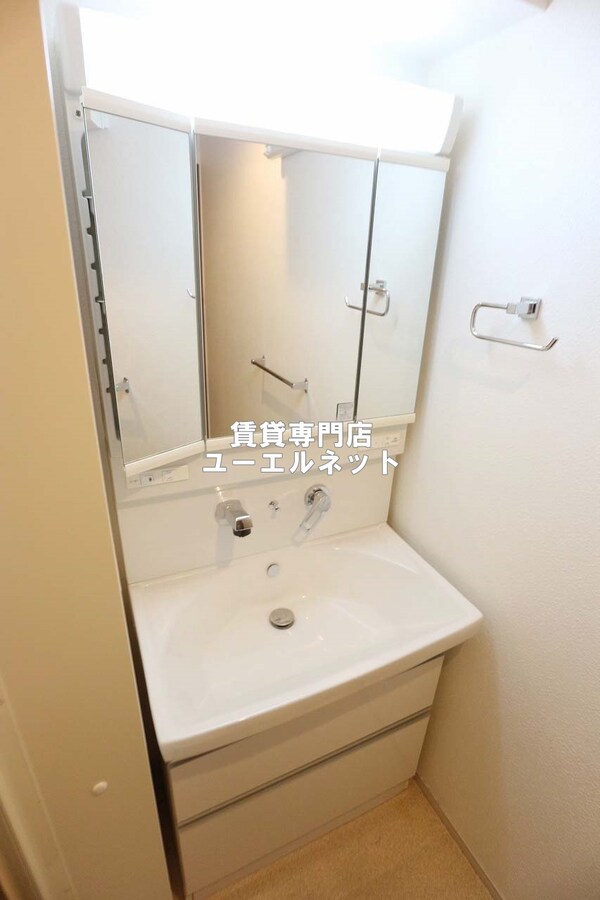 独立洗面台(清潔感のある洗面台)