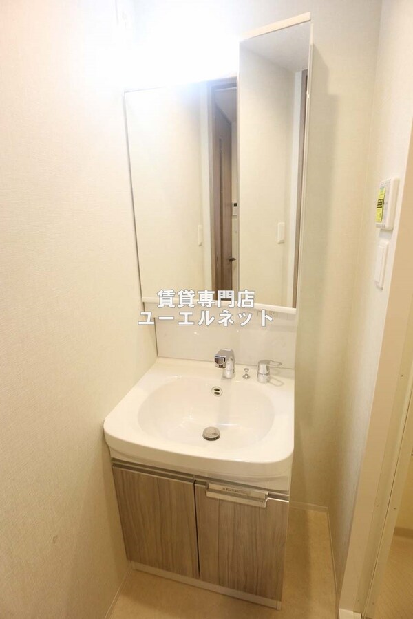 独立洗面台(清潔感ある独立洗面台で毎日気持ちよく♪)