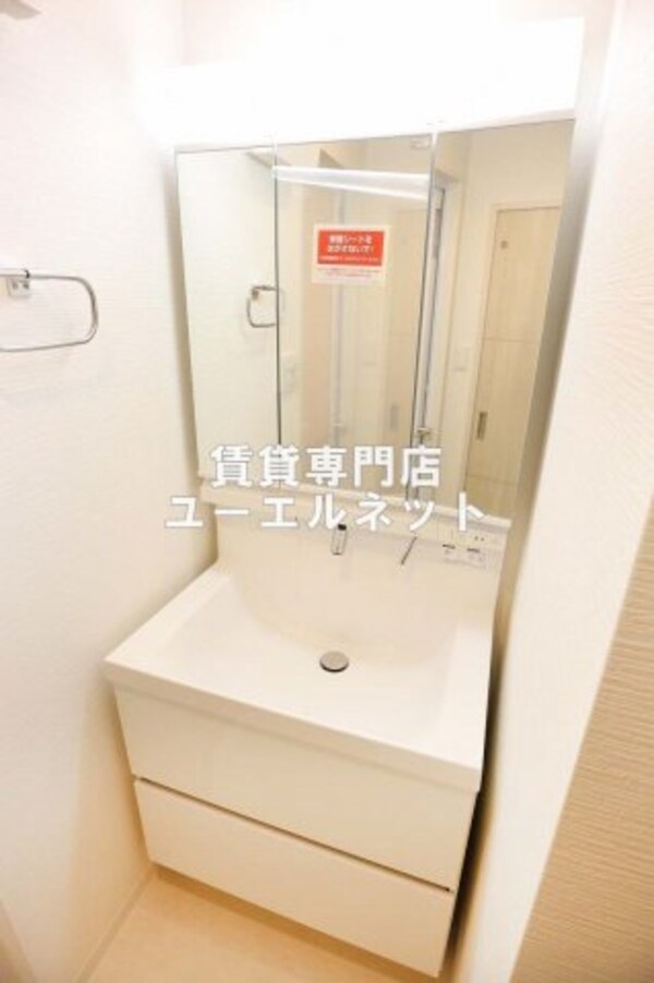 独立洗面台(清潔感のある洗面台)