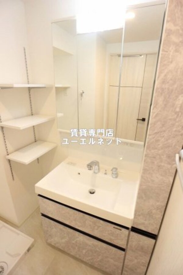 独立洗面台(清潔感のある洗面台)