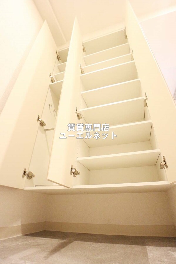 建物設備(天井高シューズボックス)