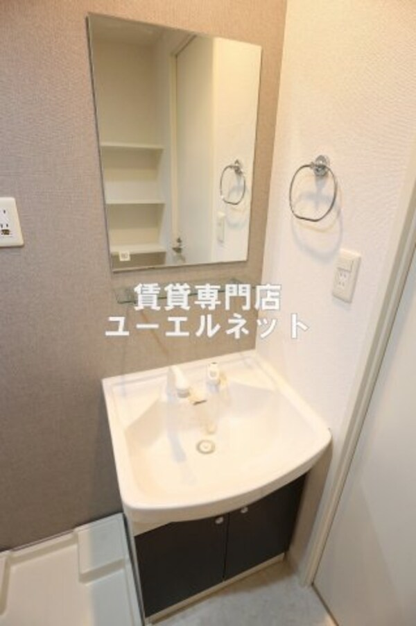 独立洗面台(清潔感ある独立洗面台で毎日気持ちよく♪)