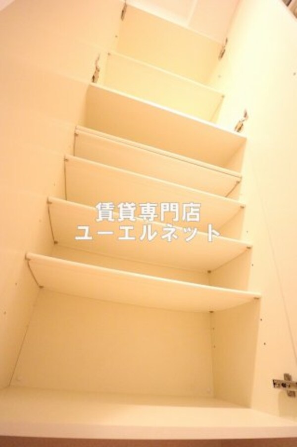 建物設備(天井高シューズボックス)