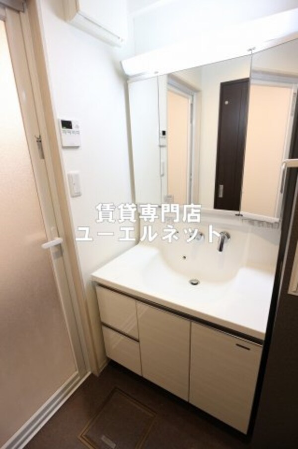 独立洗面台(清潔感ある独立洗面台で毎日気持ちよく♪)