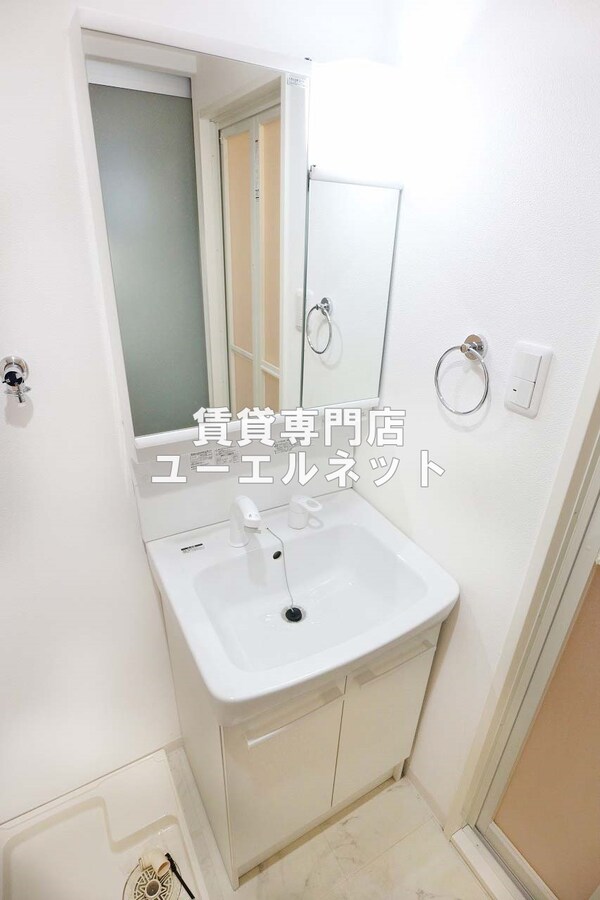 独立洗面台(清潔感ある独立洗面台で毎日気持ちよく♪)