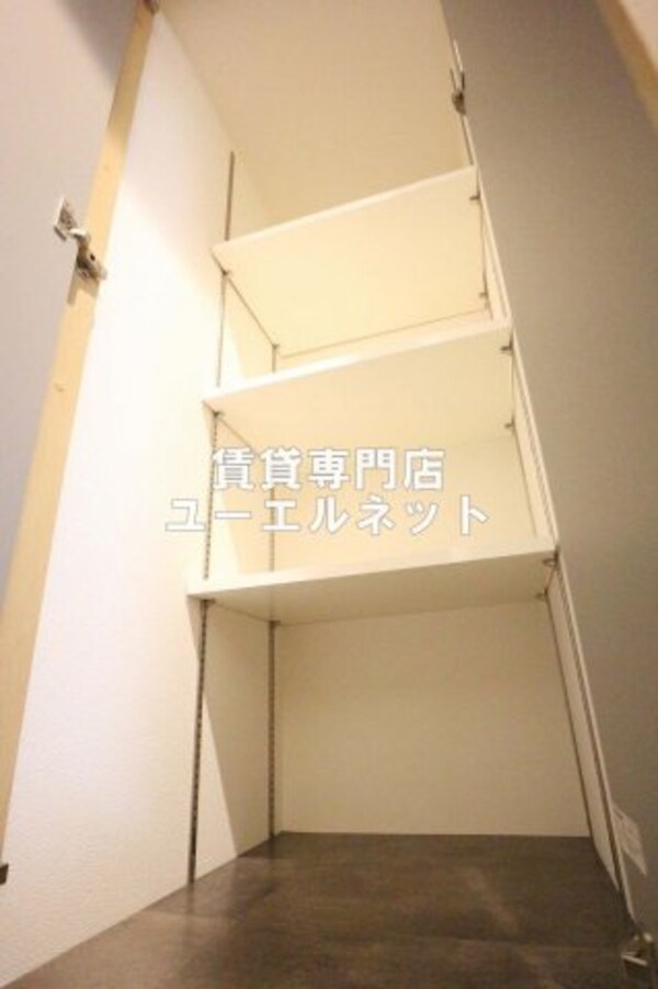 建物設備(玄関に大きめの収納棚があります◎)