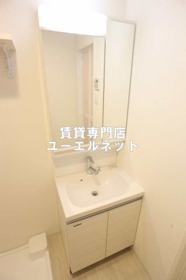 独立洗面台(清潔感ある独立洗面台で毎日気持ちよく♪)