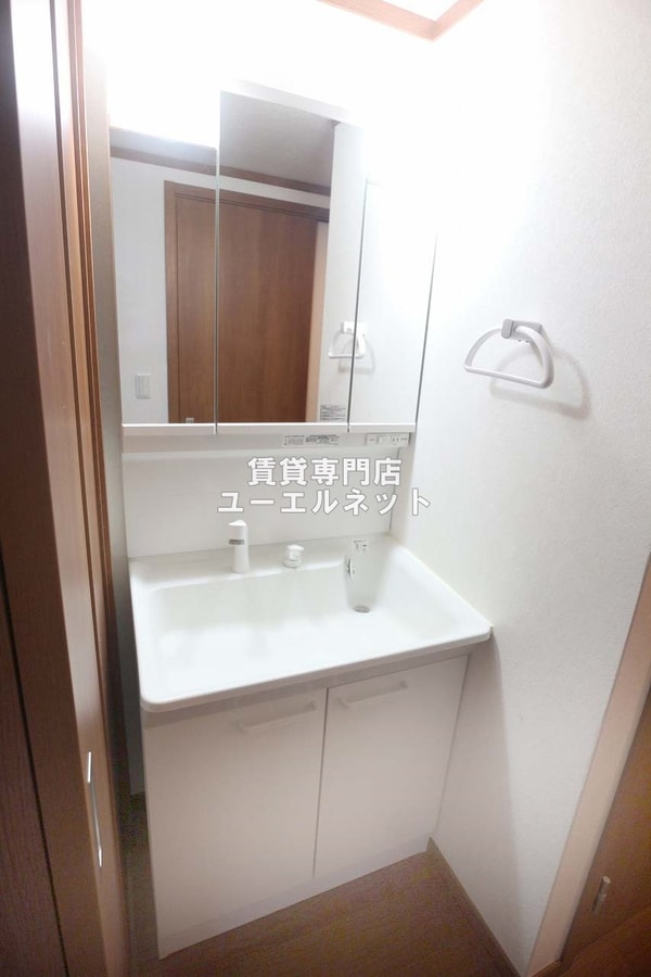 独立洗面台(清潔感ある独立洗面台で毎日気持ちよく♪)