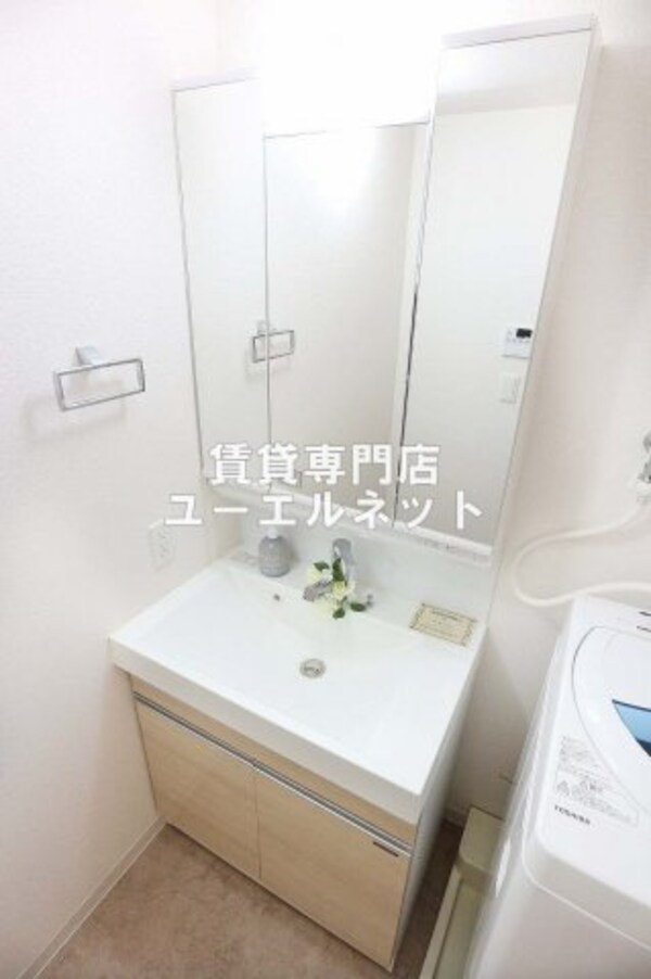 独立洗面台(清潔感のある洗面台)