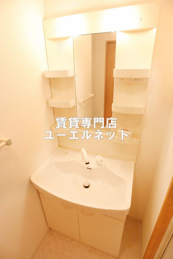 独立洗面台(清潔感ある独立洗面台で毎日気持ちよく♪)