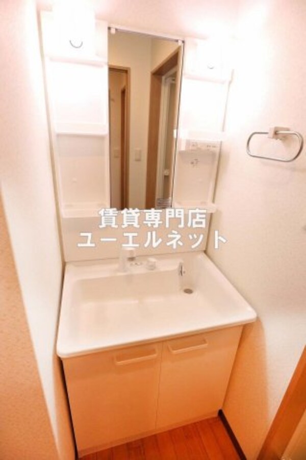 独立洗面台(清潔感のある洗面台)