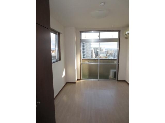 物件内観写真4　(洋室（同タイプ写真です）)