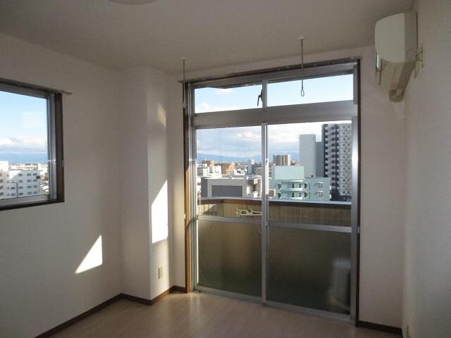 物件内観写真5　(２面窓)