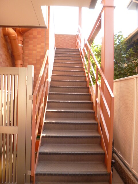 物件外観写真6　(共用階段)