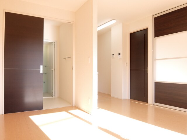 物件内観写真7　(日差し差込むリビング)