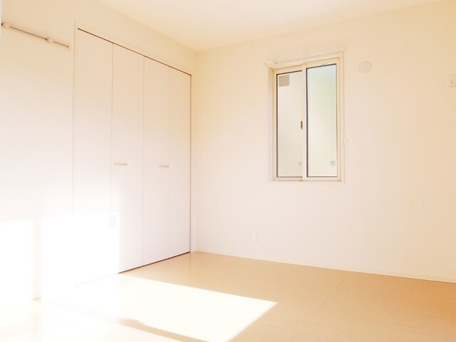 物件内観写真9　(２面採光の洋室)