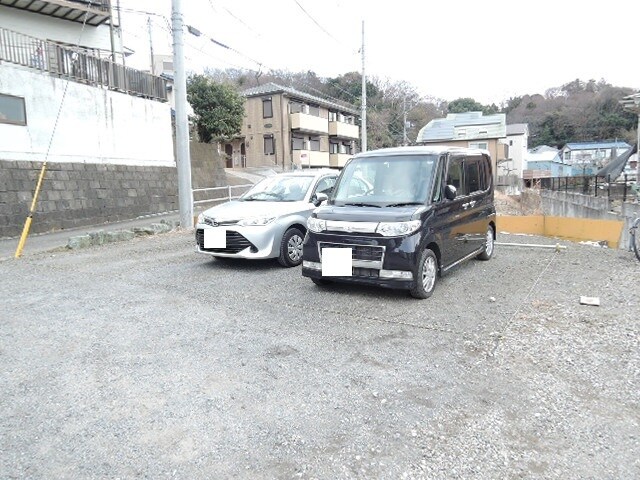 物件外観写真4　(物件から徒歩１分、敷地外駐車場／要空確認)