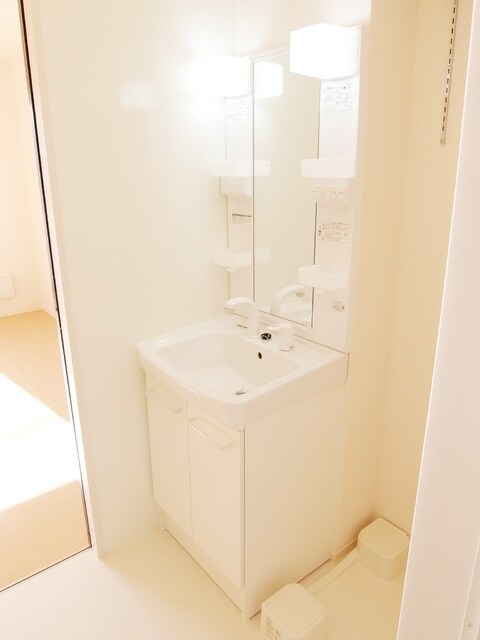 物件内観写真13　(忙しい朝にうれしい洗髪洗面化粧台♪)