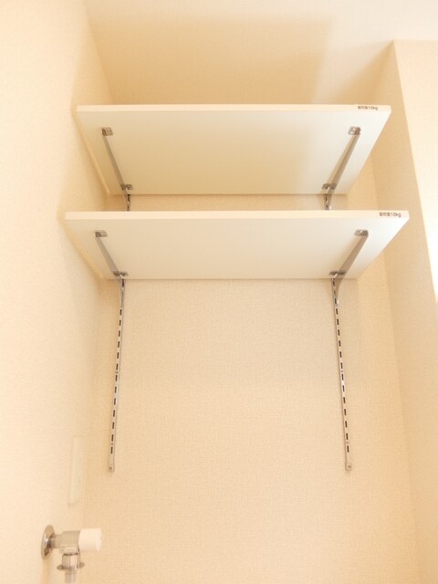 物件内観写真25　(洗濯機置場上部に収納スペース)