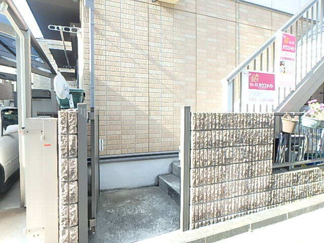 物件外観写真5　(２Ｆへの入り口です♪)