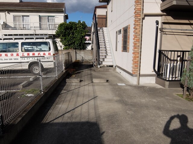 物件外観写真3　(敷地内駐車場　※別途契約・空要確認)