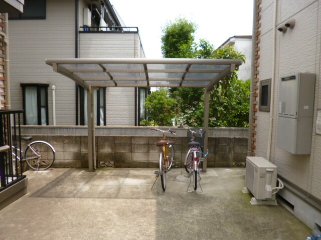 物件外観写真4　(屋根付駐輪場)