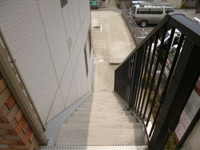 物件外観写真6　(共用階段)