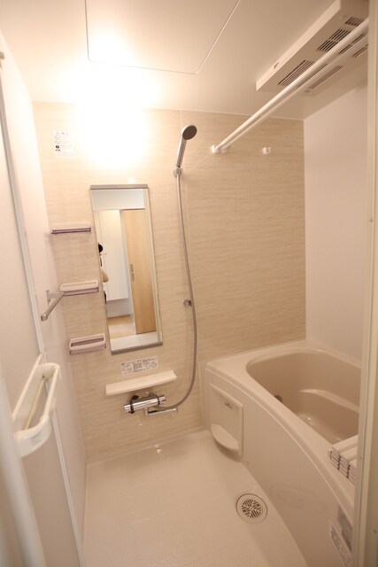 物件内観写真9　(涼風・暖房など、多機能タイプの浴室乾燥機付きバスルーム)