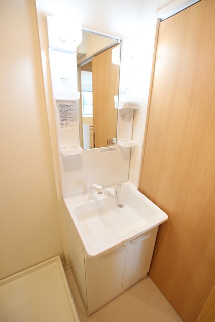 物件内観写真18　(お手入れしやすいシャワー付き洗面台)