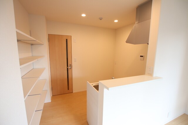 物件内観写真28　(リビングから、キッチンを見て)