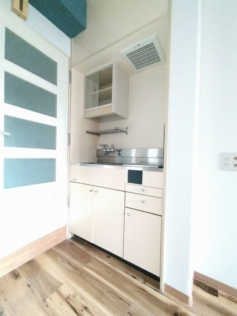 物件内観写真15　(キッチンは上部にも棚がついております)