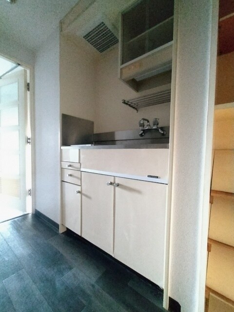 物件内観写真18　(キッチンは上部にも棚がついております)