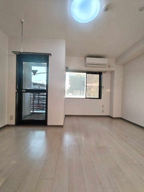 物件内観写真7　(照明、室内物干しは設備ではありません)