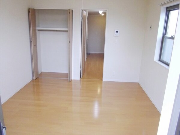 居室(【洋室7.4帖】　光も風も採り込む２面採光のお部屋★)