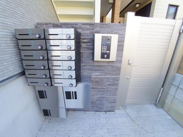 物件外観写真4　(オートロックエントランス・宅配ボックス)