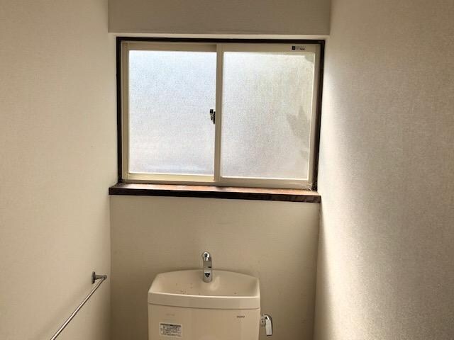 物件内観写真13　(トイレに窓あります！)