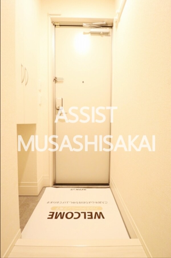 玄関(写真：設備同仕様の参考写真です)