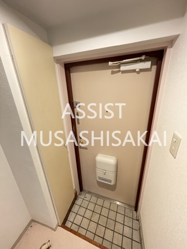 玄関(写真：設備同仕様の参考写真です)