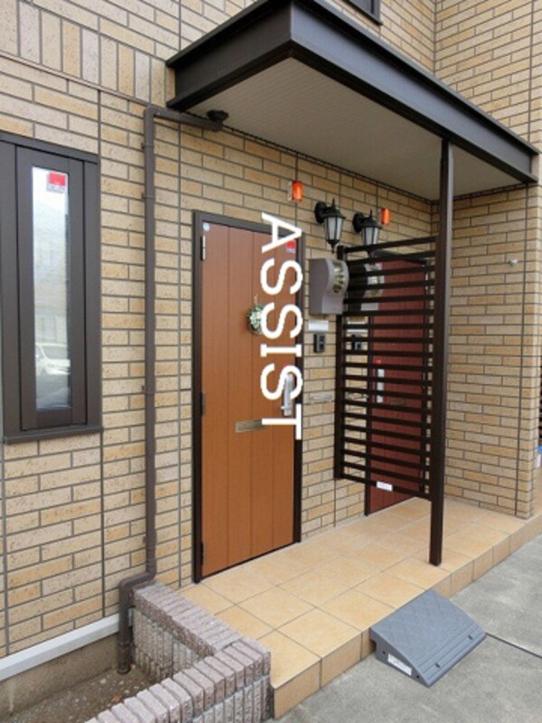 玄関(※同物件参考写真です)