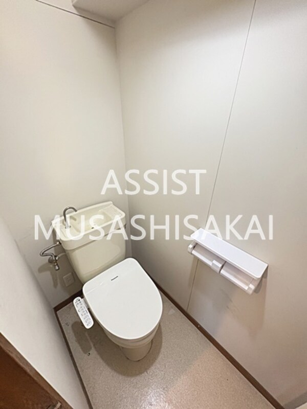 トイレ(クリーニング中のお写真です。)