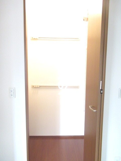 物件内観写真23　(写真：設備同仕様の別号室です)