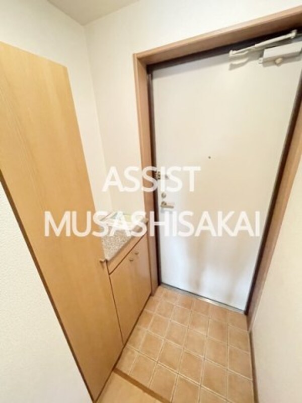 玄関(写真：設備同仕様の別号室です)