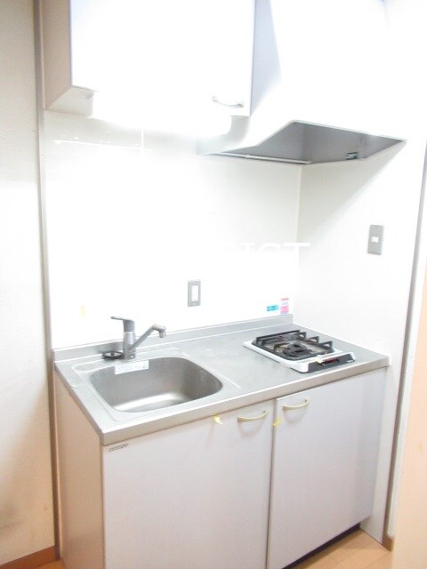 物件内観写真5　(写真：設備同仕様の別号室です)