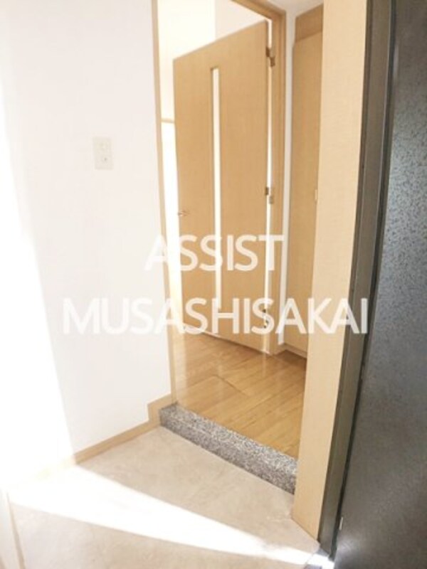 玄関(写真：設備同仕様の参考写真です)