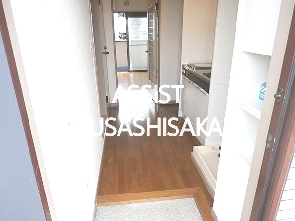 玄関(写真：設備同仕様の別号室です)